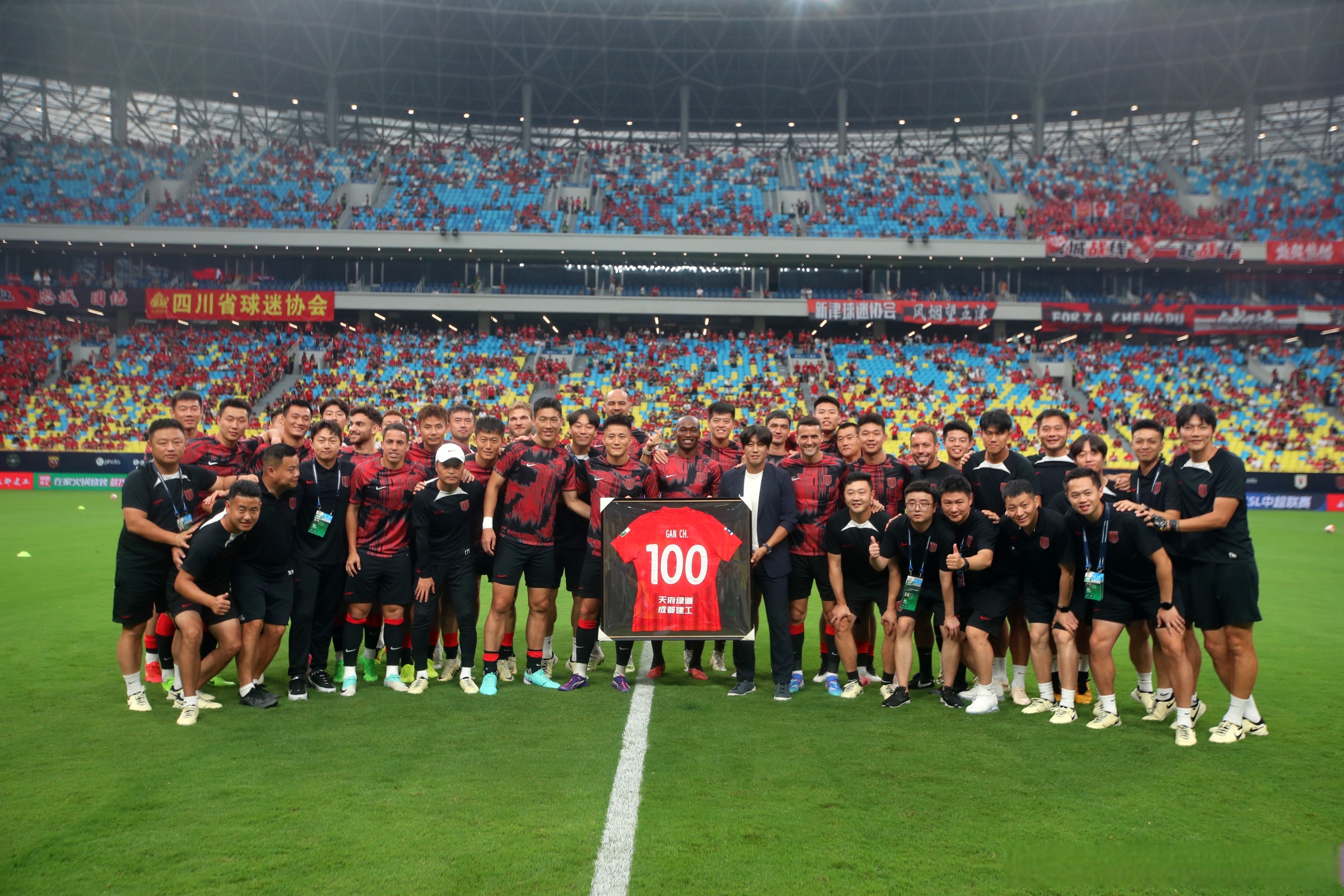 亚洲杯首支夺冠球队诞生，球迷欢呼